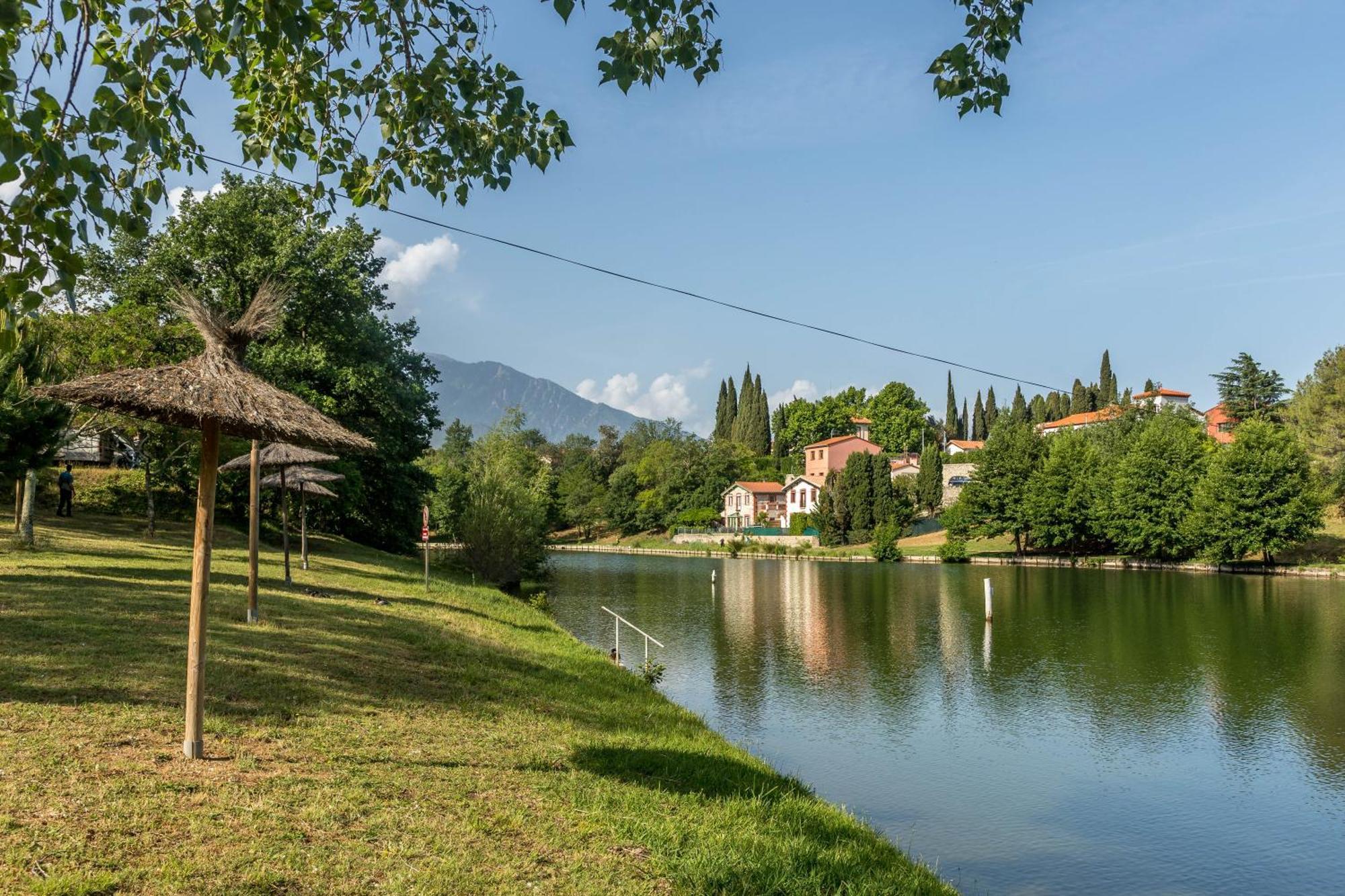 Camping Les Rives Du Lac De Vinca ภายนอก รูปภาพ